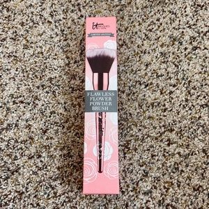 It Cosmetics Flawless Flower Powder Brush